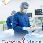 Ropa desechable médica para hospital: bata quirúrgica, gorro y cubrezapatos en quirófano